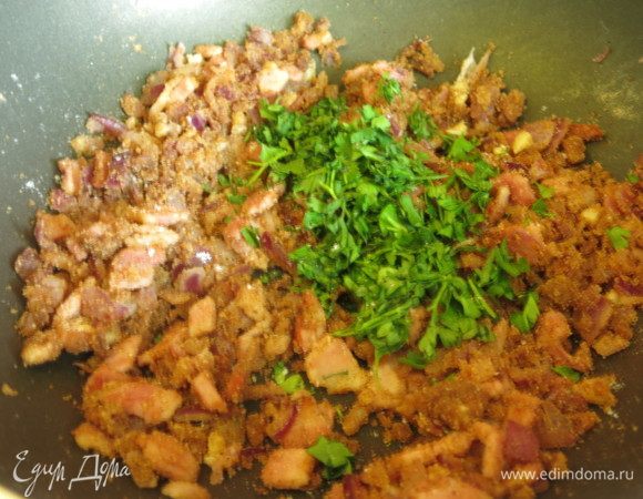 Насыпаем петрушку, солим, перчим, перемешиваем, выключаем огонь.