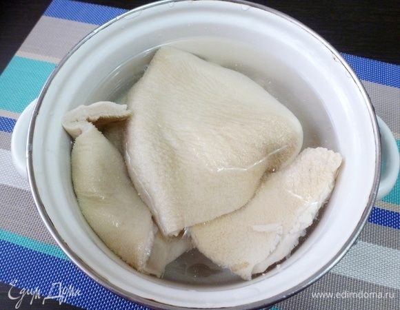 Рубец хорошо помыть, поскрести, обрезать некрасивые места. Я замачиваю рубец в слегка подкисленной воде на часок-другой. Сразу оговорюсь, что рубец я покупаю в магазине, а не на рынке. Магазинный рубец все-таки обработан и почищен. Как обращаться с рубцом от фермера, я не знаю.