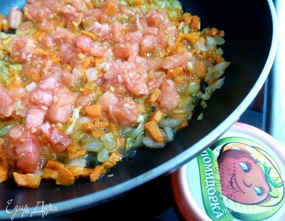 Теперь приступаем непосредственно к приготовлению лампредотто. Лук, морковь и сельдерей нарезать мелким кубиком и поджарить до легкой золотистости. Затем добавить помидоры в собственном соку ТМ «Помидорка». Для этого снять с них шкурку и нарезать кубиком.