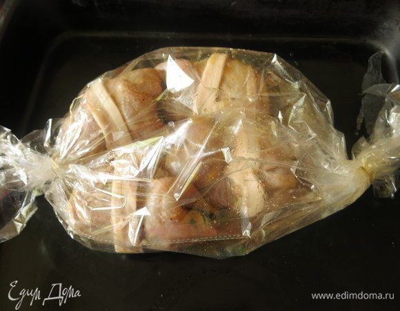 Обматываем птичек беконом и кладем их в рукав для запекания.