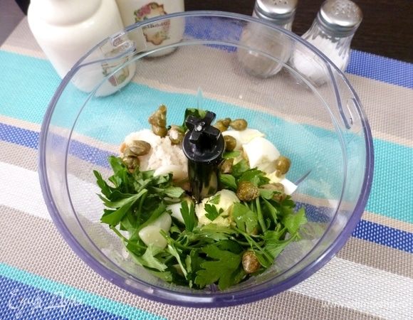 Поместить все ингредиенты в чашу блендера.