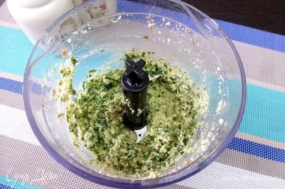 Добавить в приготовленную массу соль, оливковое масло и размешать.
