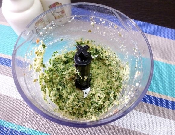 Добавить в приготовленную массу соль, оливковое масло и размешать.