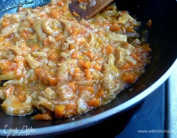 Тем временем в сковороде приготовился рубец с овощами. Все такое мягкое и нежное, просто тает во рту!