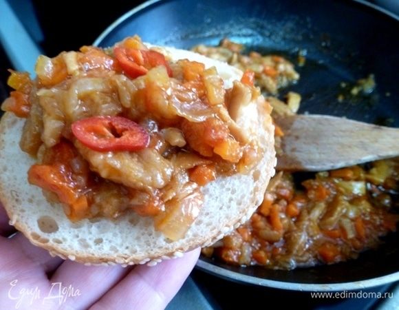 Теперь собираем лампредотто — флорентийский бутерброд. Булочку разрезать пополам, положить на нее 2–3 ложки рубца с овощами. Затем добавить зеленый соус сальса-верде.