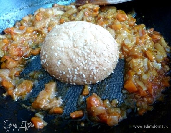 Верхнюю половину булочки пропитать бульоном для сочности.