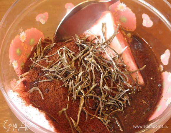 Телятину маринуем в масле, розмарине и кофе.