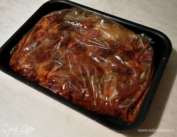 Завязываем пакет и протыкаем его зубочисткой, кладем на противень и отправляем в духовку на 80 минут при 190°C.