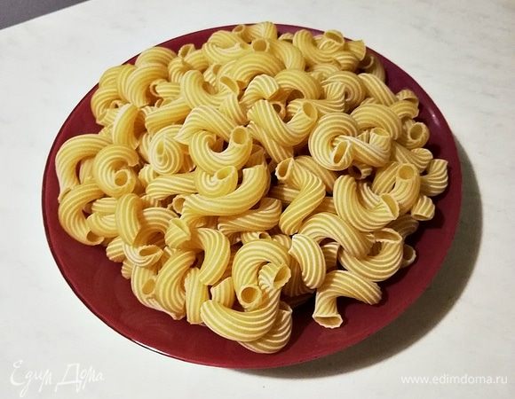 В кастрюлю наливаем воду, доводим до кипения и всыпаем каватаппи (сорт итальянской пасты), варим 10 минут.