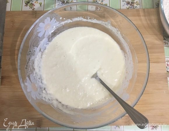 В миску просеять муку и добавить сухие дрожжи, размешать. В другой миске смешать соль, сахар, воду и оливковое масло, все перемешать. В жидкую смесь добавлять частями мучную смесь и мешать.