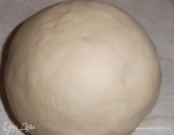 Замесить тесто. Замешивать тесто стоит минут 10, не меньше. Тесто должно быть эластичным и не липнуть к рукам.
