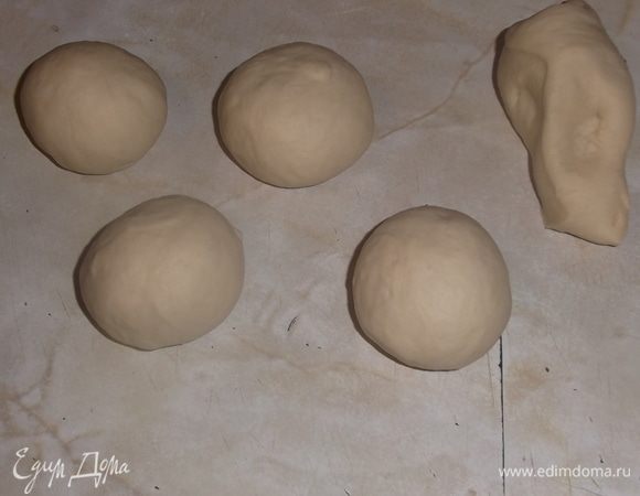 Разделить тесто на куски. Скатать шарики.