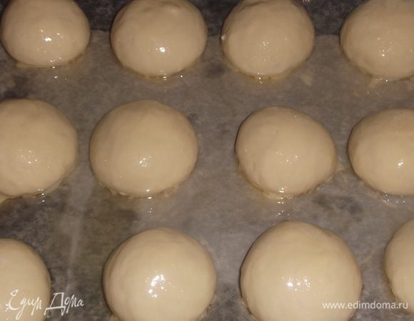 Смазать булочки яйцом.