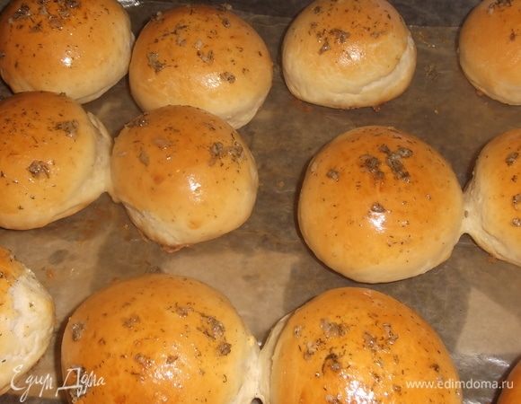 По желанию раздавленный чеснок смешать с укропом и растительным маслом. Смазать пампушки ароматной смесью по готовности.