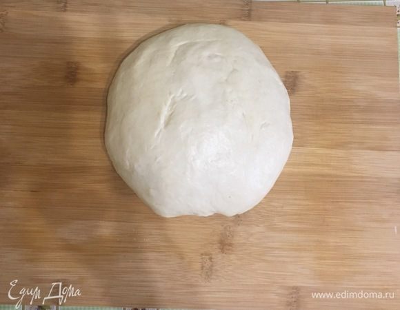 Выложить тесто на посыпанный мукой стол и начать замес. Замешивать тесто минут 5–10, пока оно не станет мягким. Скатать тесто в шар и уложить в миску, накрыть полотенцем и оставить в теплом месте на 40 минут.
