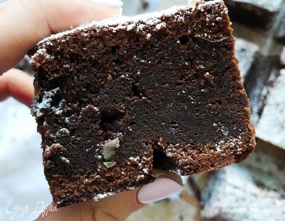 Выпекать в предварительно разогретой до 200°C духовке 30–40 мин (ВАЖНО всегда следить за степенью пропеченности брауни, протыкая его палочкой. Возможно, потребуется меньше времени для выпекания!)