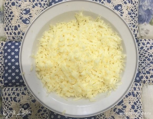 Сыр натереть на терке.