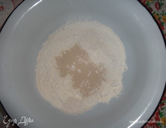 Муку соединить с сахаром и сухими дрожжами, перемешать.