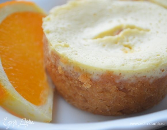 Сливочный сыр смешать со сметаной, сахаром и яйцами. Добавить ванилин.