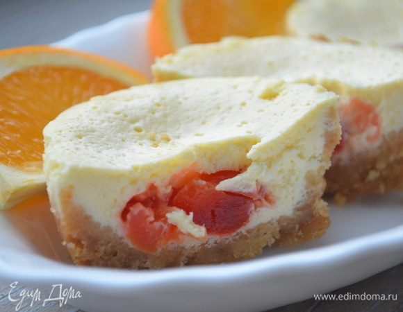 В остывшие формы выкладываем вяленую вишенку и заливаем начинкой. Ставим в духовку, разогретую до 150°C, и запекаем минут 20–25.