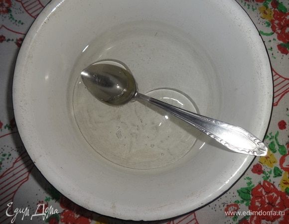 В теплой воде растворить соль, добавить растительное масло, перемешать.