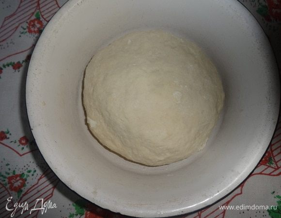 В сухую смесь постепенно добавить жидкую смесь и замесить тесто. Поставить миску с тестом в теплое место для подъема примерно на час. За это время тесто обмять один раз.