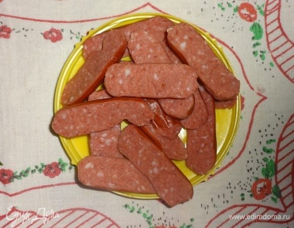 Охотничьи колбаски разрезать вдоль пополам.