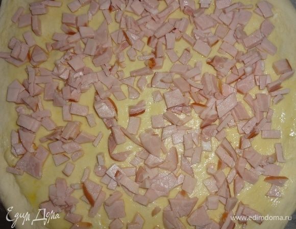 Выложить на основу кусочки карбонада.