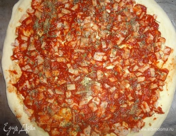 Намазать томатное пюре поверх карбонада. Посыпать сушеным тимьяном, майораном, свежемолотым черным перцем.