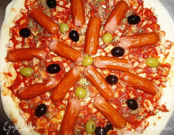 Разложить охотничьи колбаски и маслины.