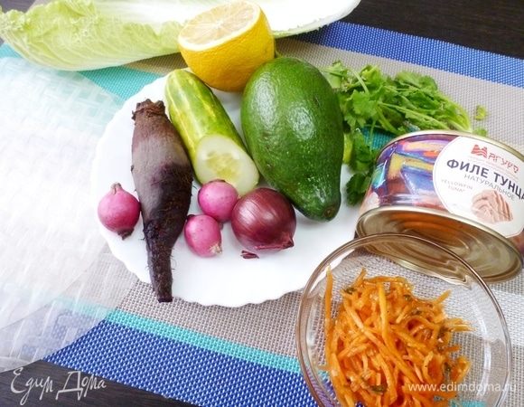 Подготовить продукты для спринг-роллов. Овощи и зелень могут быть разные: те, которые вам нравятся и которые сочетаются между собой. В этот раз я подготовила то, что вы видите на фото.