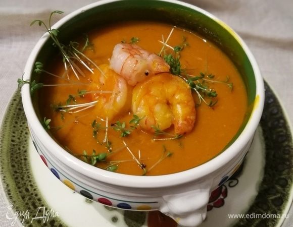 Подавать суп с горячими креветками и любимой зеленью.