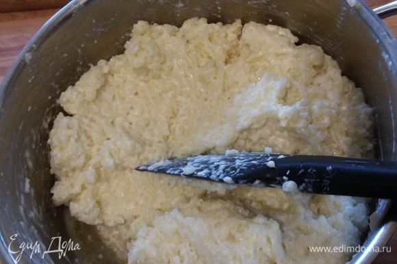 Молоко довести до кипения, добавить щепотку соли, ванильный экстракт и рис. На маленьком огне варить рис около 30 минут, периодически помешивая, чтобы рис не пригорел. Рис снять с огня и немного охладить.