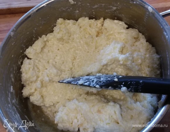 Молоко довести до кипения, добавить щепотку соли, ванильный экстракт и рис. На маленьком огне варить рис около 30 минут, периодически помешивая, чтобы рис не пригорел. Рис снять с огня и немного охладить.