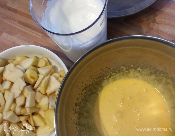 Очистить яблоки, нарезать их на тонкие пластинки, сбрызнуть лимонным соком, чтобы яблоки не потемнели. Отделить желтки от белков. Белки взбить со щепоткой соли до мягких пиков, затем, не переставая взбивать, постепенно добавить 60 г сахара. Желтки растереть с остальным сахаром до посветления и увеличения в объеме.