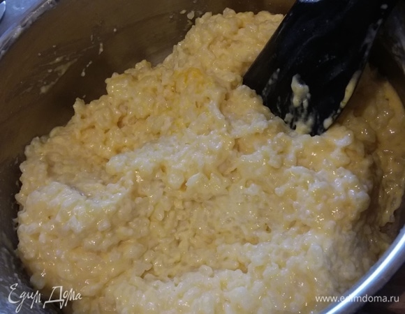 Растертые желтки вмешать в теплый рис.