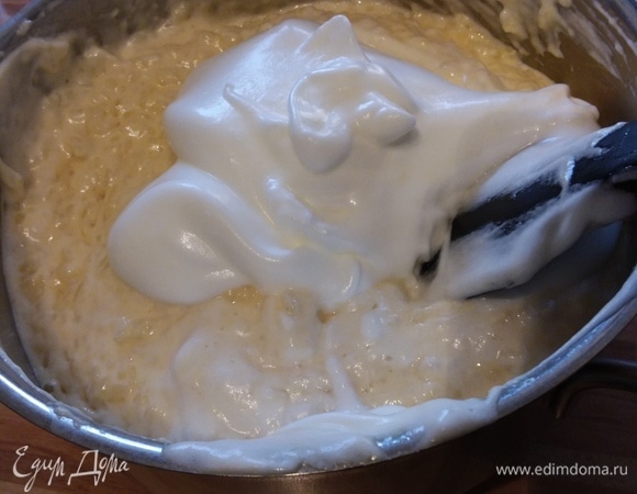 Взбитые белки порционно вмешать в рисовую массу.