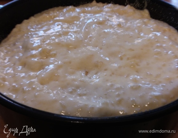 Покрыть оставшейся рисовой массой и запекать в заранее разогретой до 180°C духовке 20 минут.