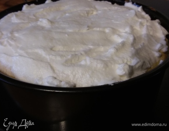 Для пенки взбить белки со щепоткой соли и сахаром в пену (как в шаге №2). Аккуратно вынуть запеканку и покрыть ее пенкой. Запекать около 20–25 минут. Если запеканка начнет пригорать, накройте ее пергаментной бумагой. Можно обойтись вообще без пенки. В этом случае нужно смазать запеканку перед выпечкой слоем сметаны.