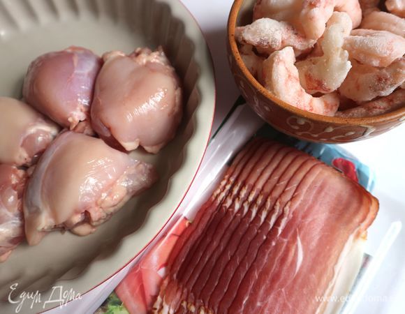 Для приготовления террина нужно взять именно куриные бедра, так как они жирнее и нежнее, чем филе куриных грудок. Креветки предпочтительнее взять крупные. Здесь крупные дикие аргентинские креветки варено-мороженые.