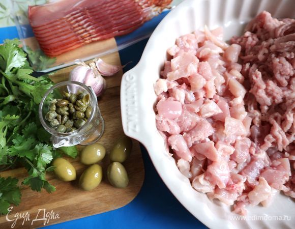 Чеснок почистить, кинзу помыть, обсушить. Оливки нарезать кусочками, но не очень мелко.