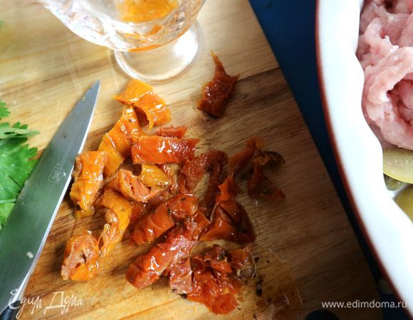 Вяленые в масле томаты нарезать кусочками.