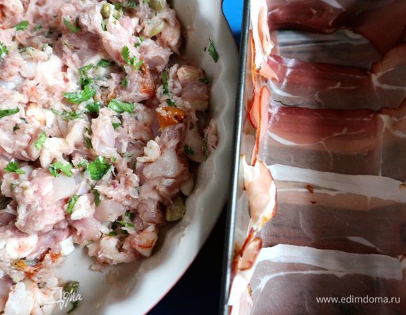 Прямоугольную форму слегка смазать оливковым маслом, излишки масла удалить салфеткой. Положить пластины сырокопченого бекона таким образом, чтобы один кусочек слегка заходил на другой.