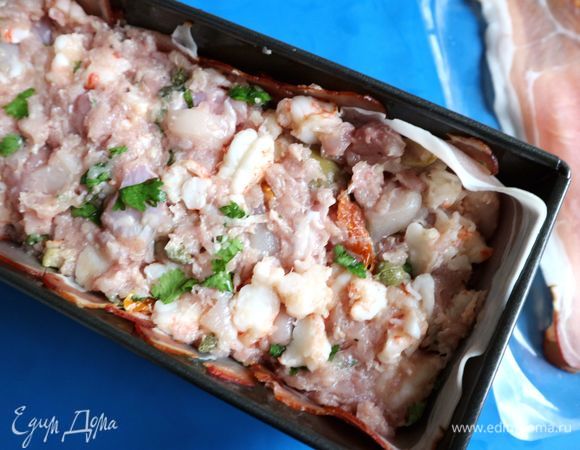 Положить в форму с беконом начинку.