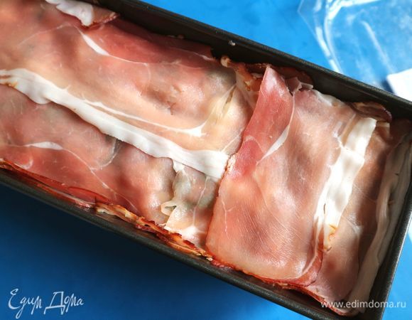 Сверху прикрыть кусочками бекона. Отправить в духовку на 1 час 20 минут. Через 20 минут после начала запекания накрыть форму фольгой.