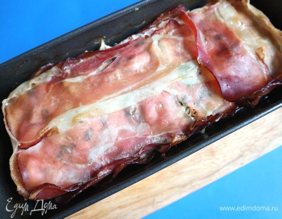 Вынуть из духовки, снять фольгу. Дать остыть, аккуратно слить выделившийся сок. Убрать в холодильник на ночь.