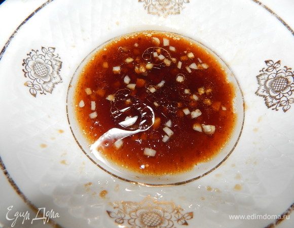 Приготовим заправку для нашего салата. В чашке смешать оливковое масло, соевый соус, лимонный сок и мелкопорубленный чеснок.