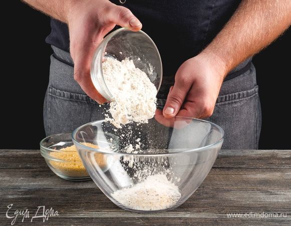 В одной тарелке смешайте муку, чеснок, перец и соль.