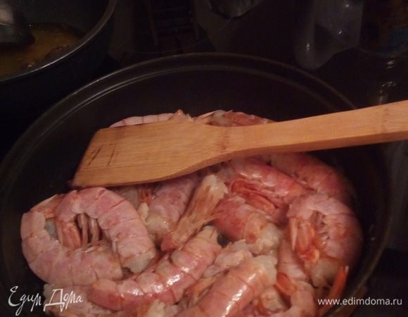 Обжариваем в сковороде с маслом, крышкой не накрывать.