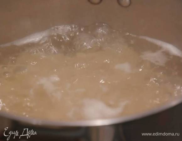 Пенне отварить в подсоленной воде согласно инструкции на упаковке, затем воду слить и сохранить, а макароны вернуть в кастрюлю.